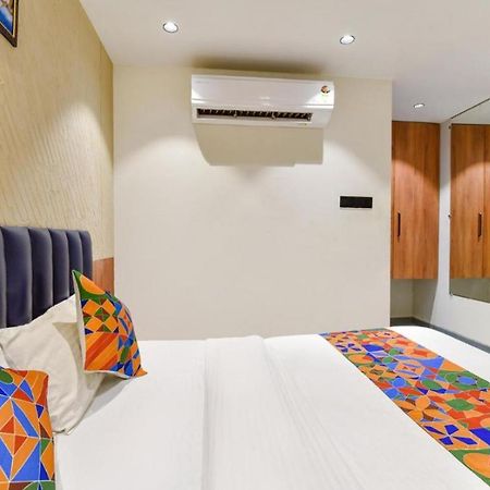 Hotel Solitaire Tower - Top Rated Area- In House Parking Вріндаван Екстер'єр фото