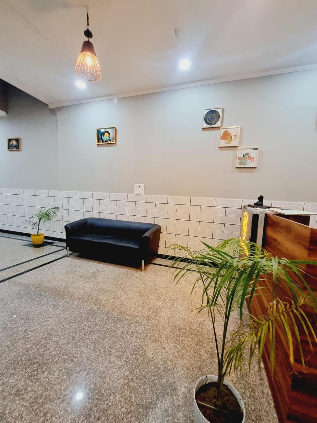 Hotel Solitaire Tower - Top Rated Area- In House Parking Вріндаван Екстер'єр фото