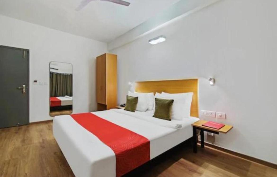 Hotel Solitaire Tower - Top Rated Area- In House Parking Вріндаван Екстер'єр фото