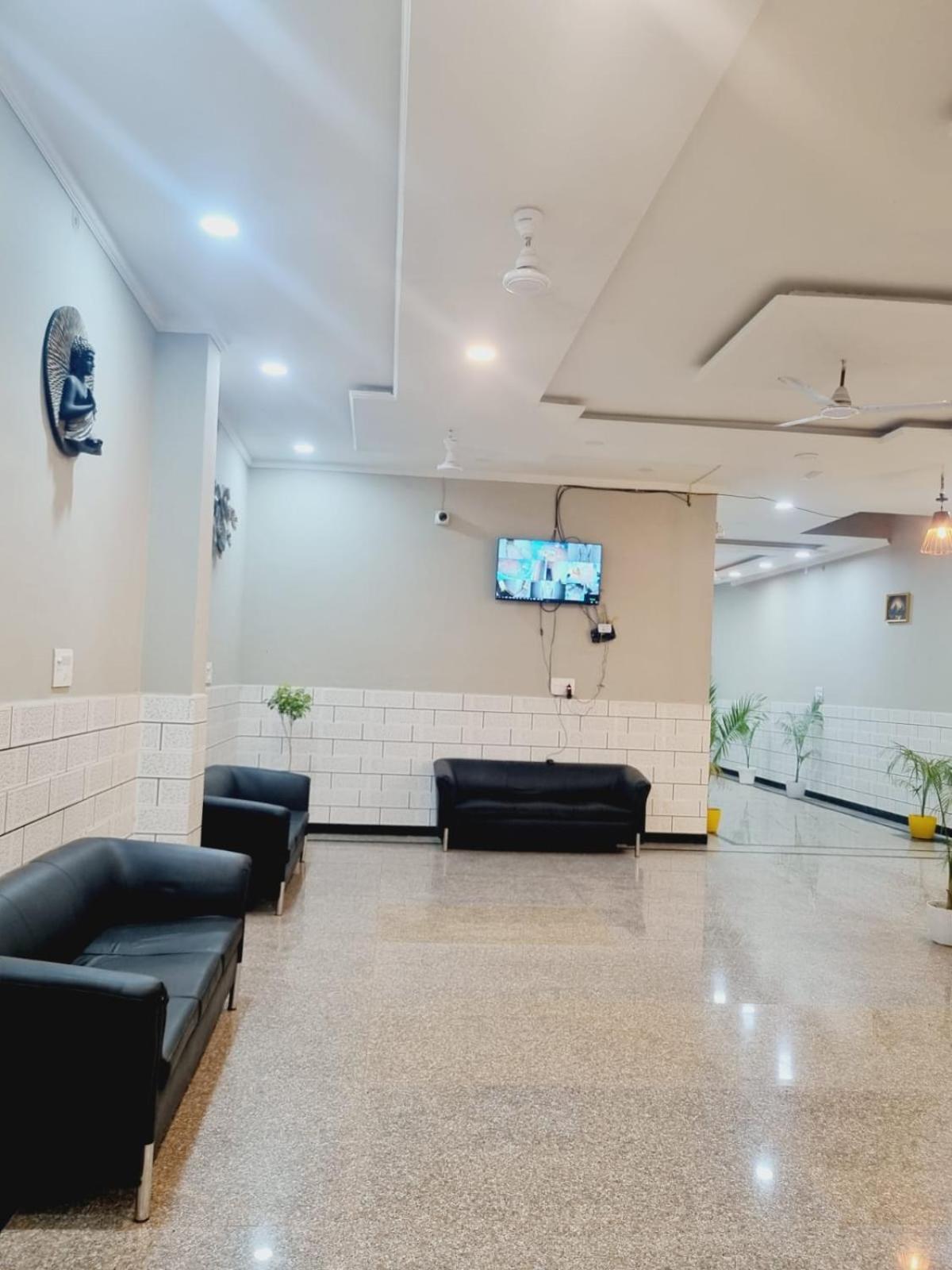 Hotel Solitaire Tower - Top Rated Area- In House Parking Вріндаван Екстер'єр фото